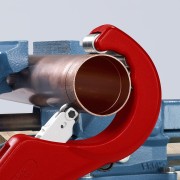 Obcinak Knipex TubiX XL podczas precyzyjnego cięcia rury