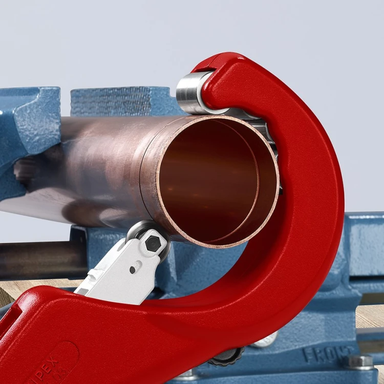 Obcinak Knipex TubiX XL podczas precyzyjnego cięcia rury