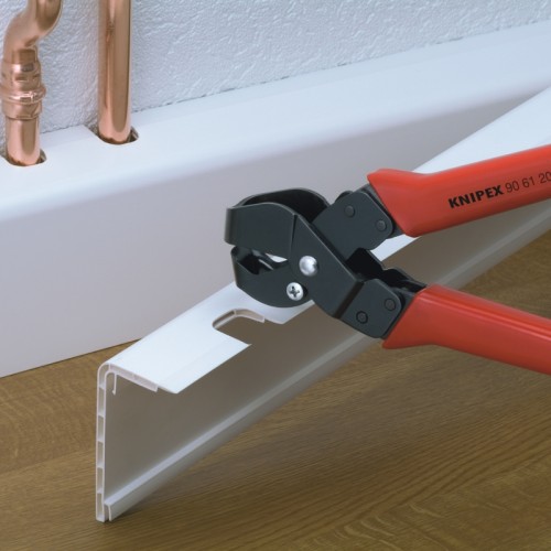 Knipex 90 61 16 podczas wykrawania otworu w listwie z tworzywa 16 × 32 mm