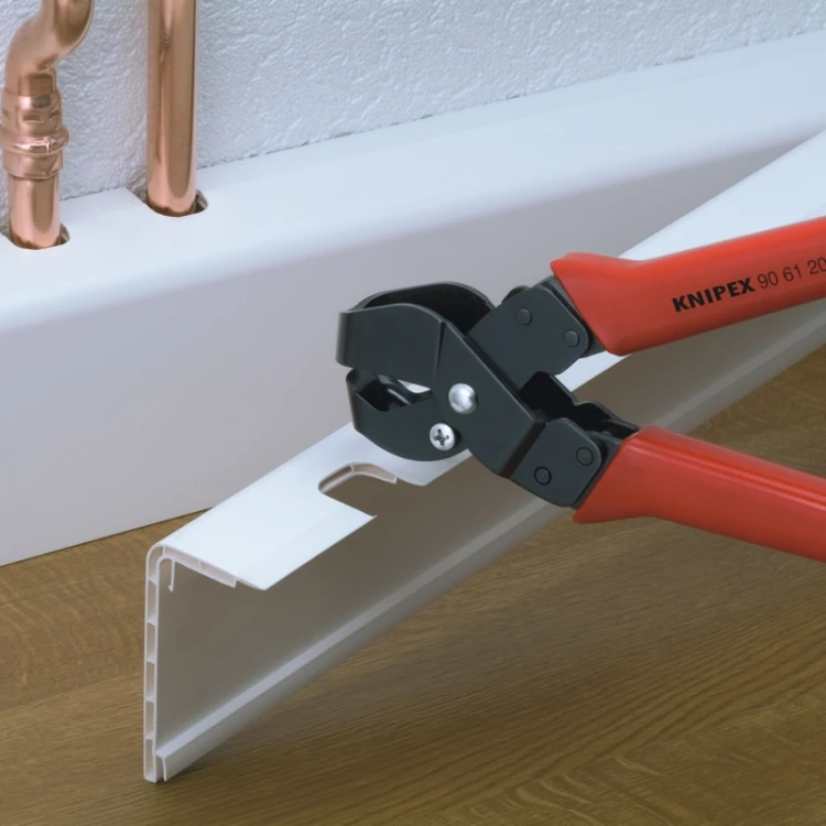 Knipex 90 61 16 podczas wykrawania otworu w listwie z tworzywa 16 × 32 mm