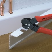 Knipex 90 61 20 podczas wykonywania wykroju 20 × 29 mm w listwie z tworzywa
