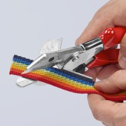 Knipex 94 35 215 podczas cięcia przewodu taśmowego