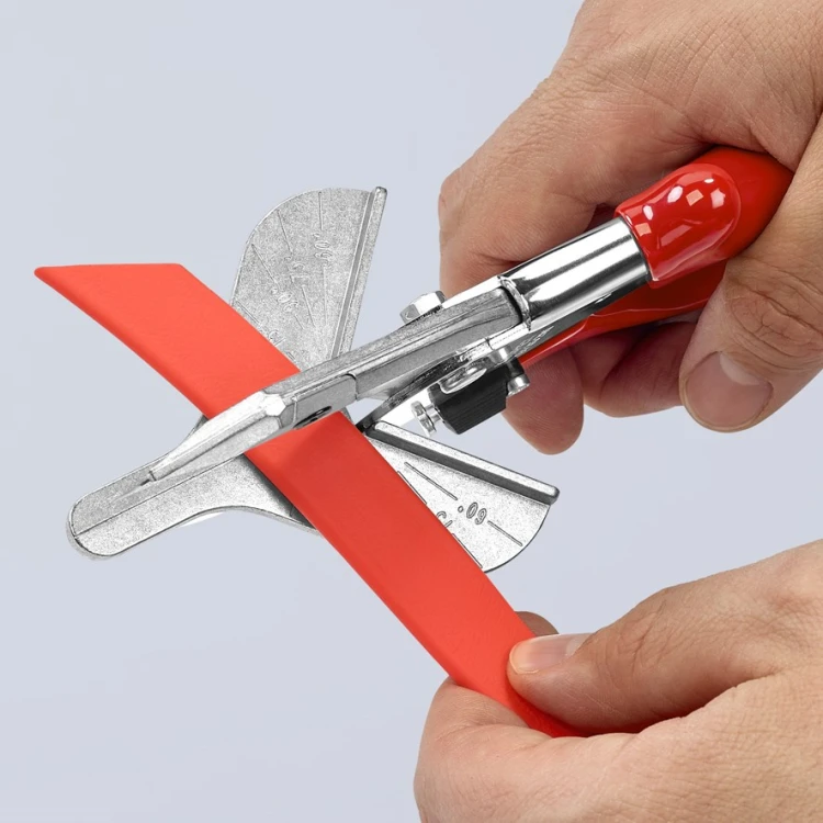 Obcinak uciosowy Knipex 94 35 215 podczas cięcia listwy z tworzywa