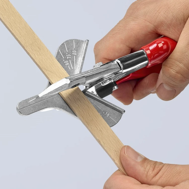 Knipex 94 35 215 podczas precyzyjnego cięcia elementu z miękkiego drewna