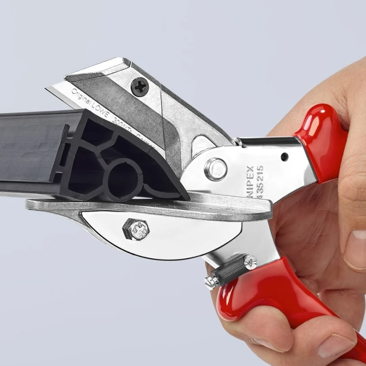 Nożyce Knipex 94 35 215 podczas cięcia profilu z tworzywa sztucznego