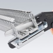 Knipex 95 02 21 podczas cięcia kanału kablowego z tworzywa