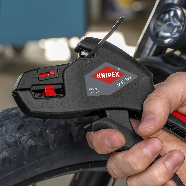 Ściągacz izolacji Knipex 12 62 180 podczas pracy z przewodem
