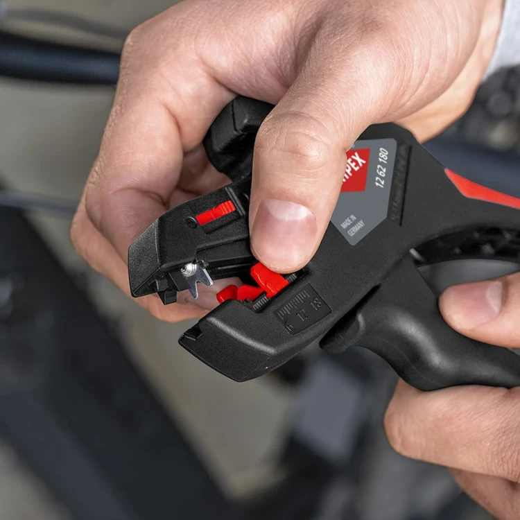 Obsługa mechanizmu ściągacza izolacji Knipex 12 62 180