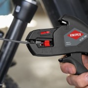 Przewód umieszczony w automatycznym ściągaczu Knipex 12 62 180