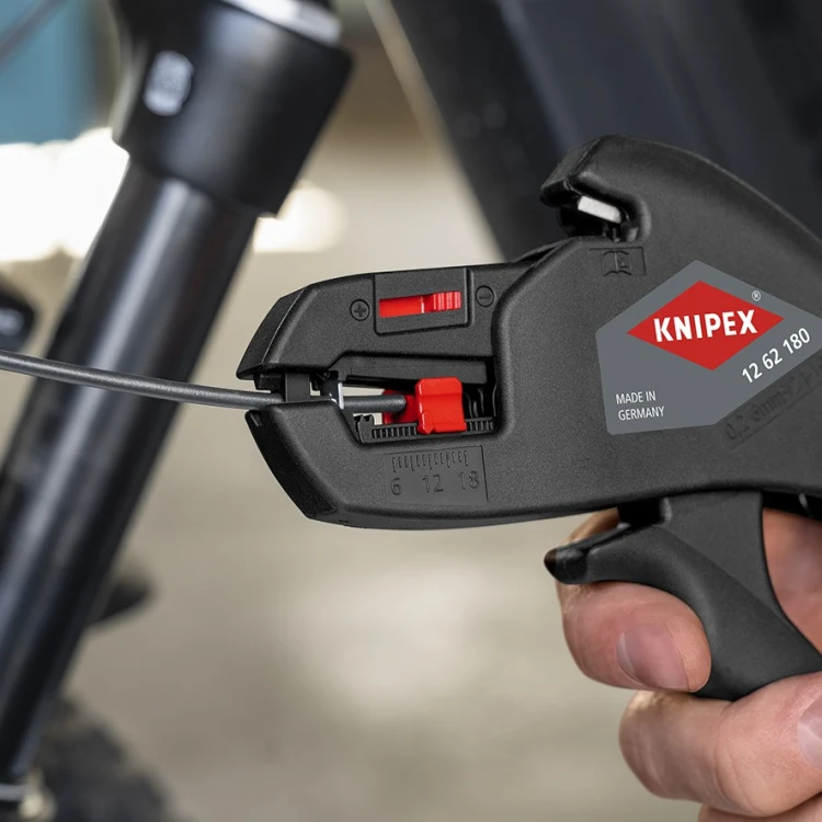 Przewód umieszczony w automatycznym ściągaczu Knipex 12 62 180