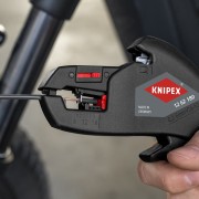 Zdejmowanie izolacji z przewodu narzędziem Knipex 12 62 180