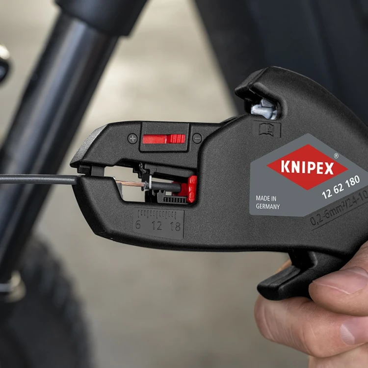 Zdejmowanie izolacji z przewodu narzędziem Knipex 12 62 180