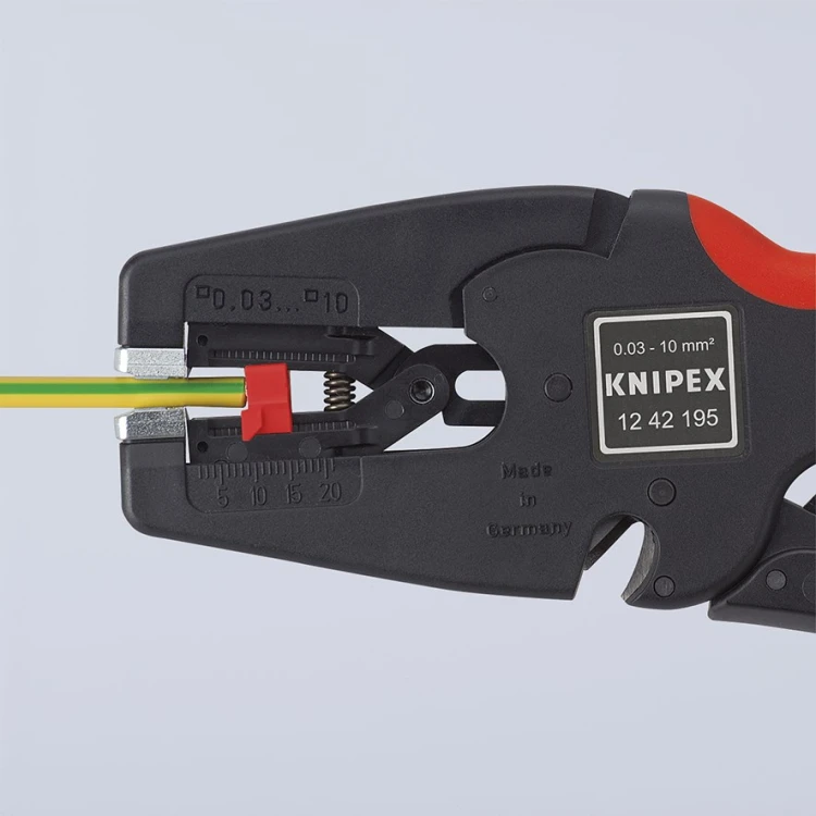 Knipex MultiStrip 10 12 42 195 podczas przygotowania przewodu