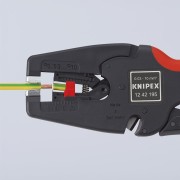 Zdejmowanie izolacji z przewodu ściągaczem Knipex 12 42 195