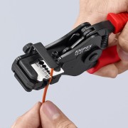 Ściąganie izolacji z przewodu narzędziem Knipex 12 21 180