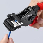 Noże kształtowe Knipex 12 21 180 podczas zdejmowania izolacji