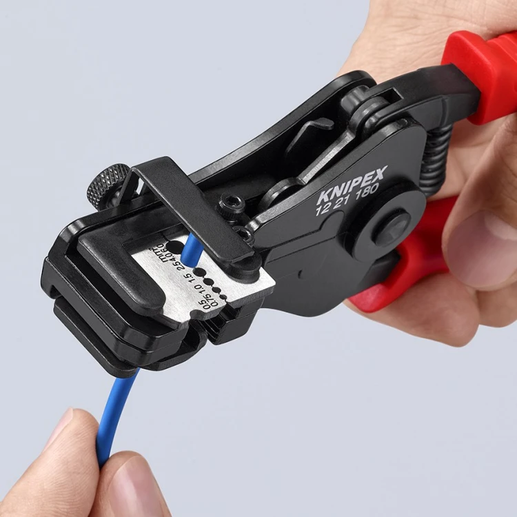 Noże kształtowe Knipex 12 21 180 podczas zdejmowania izolacji