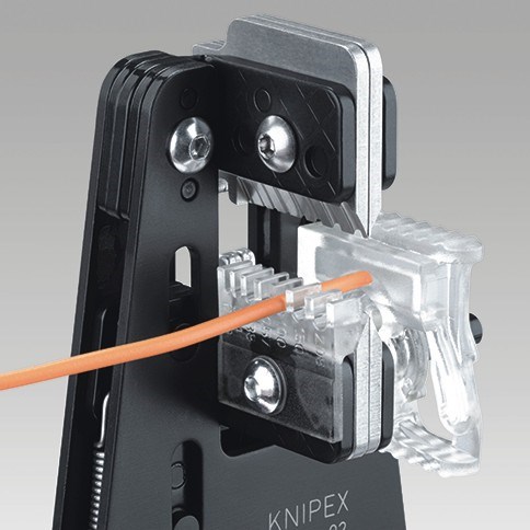 Knipex 12 12 11 – prowadzenie przewodu PV w precyzyjnych ostrzach