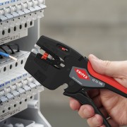 Knipex NexStrip 12 72 190 – przygotowywanie przewodów w rozdzielnicy elektrycznej