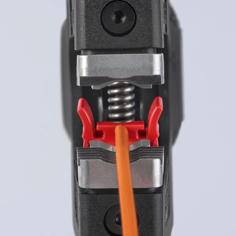 Knipex PreciStrip 16 12 52 195 – zdejmowanie izolacji z pomarańczowego przewodu