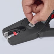 Ściągacz izolacji Knipex 12 52 195 – regulacja mechanizmu pokrętłem