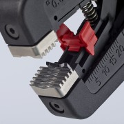 Knipex 12 52 195 – zbliżenie mechanizmu i ogranicznika długości odizolowania