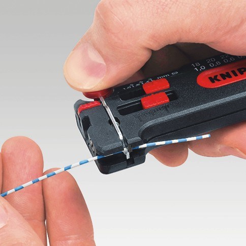 Knipex 12 80 100 – obcinanie cienkiego przewodu zintegrowanym obcinakiem