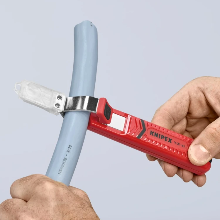 Ściągacz Knipex 16 20 16 – prowadzenie ostrza po zewnętrznej izolacji kabla