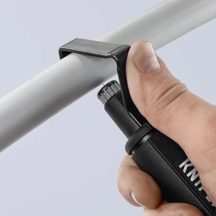 Knipex 16 30 135 – prowadzenie ściągacza po zewnętrznej powłoce kabla
