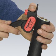 Ściągacz Knipex 16 40 150 – nacinanie zewnętrznej powłoki grubego kabla zasilającego