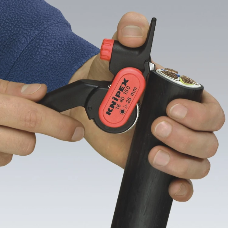 Ściągacz Knipex 16 40 150 – nacinanie zewnętrznej powłoki grubego kabla zasilającego