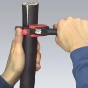 Ściągacz izolacji Knipex 16 40 150 – wykonywanie cięcia obwodowego grubego kabla