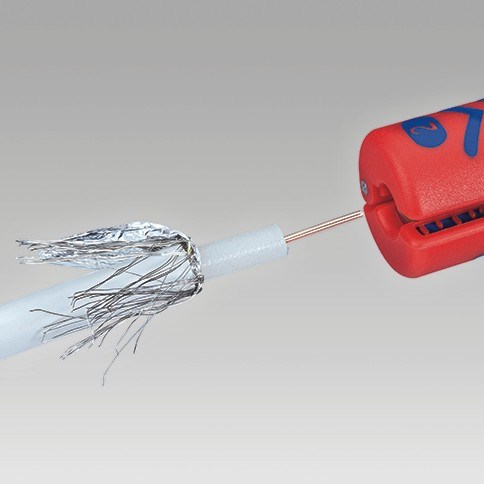 Knipex 16 60 100 SB podczas precyzyjnego ściągania izolacji z przewodu koncentrycznego