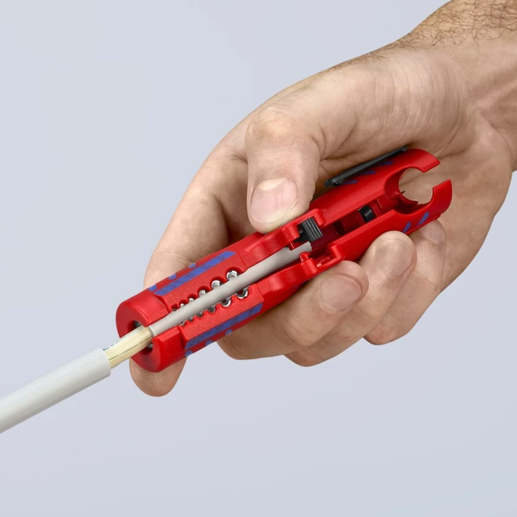 Ściągacz izolacji Knipex 16 85 125 SB podczas zdejmowania powłoki z przewodu okrągłego