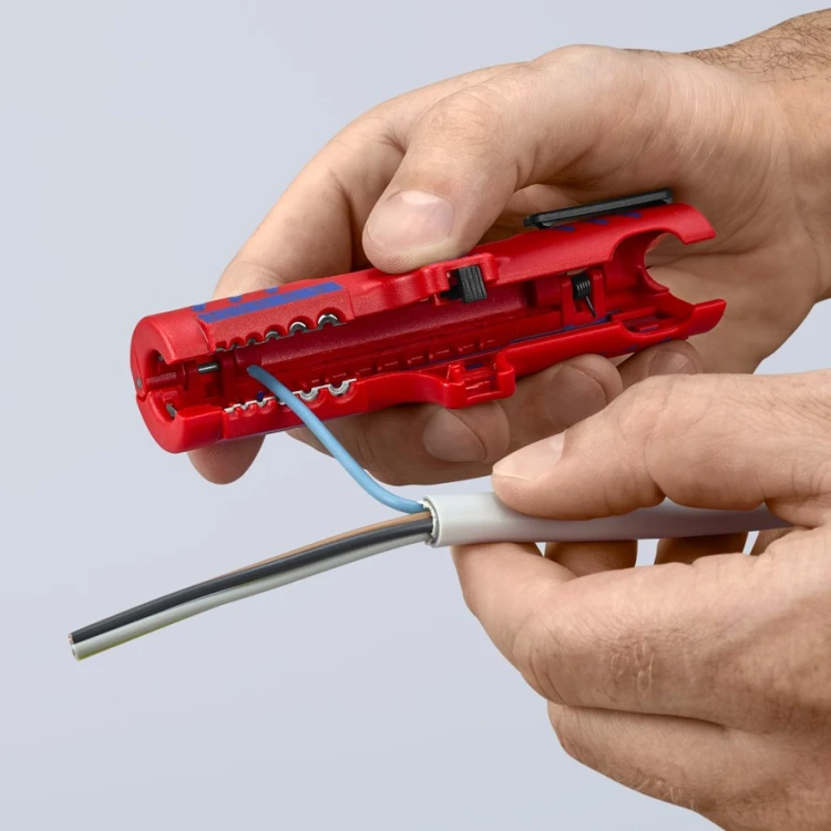 Knipex 16 85 125 SB podczas odizolowywania pojedynczej żyły przewodu