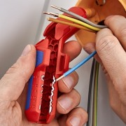 Ściągacz Knipex ErgoStrip 16 95 01 SB podczas odizolowywania pojedynczej żyły przewodu