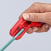 Ściągacz Knipex ErgoStrip 16 95 02 SB podczas zdejmowania izolacji z kabla teleinformatycznego