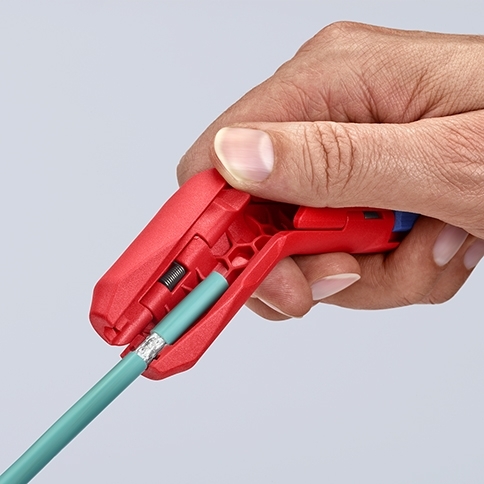 Ściągacz Knipex ErgoStrip 16 95 02 SB podczas zdejmowania izolacji z kabla teleinformatycznego