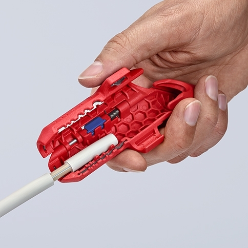 Knipex ErgoStrip 16 95 02 SB podczas usuwania zewnętrznej powłoki przewodu okrągłego