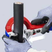 Przyrząd Knipex STX60 16 45 220 podczas prowadzenia narzędzia po grubym przewodzie