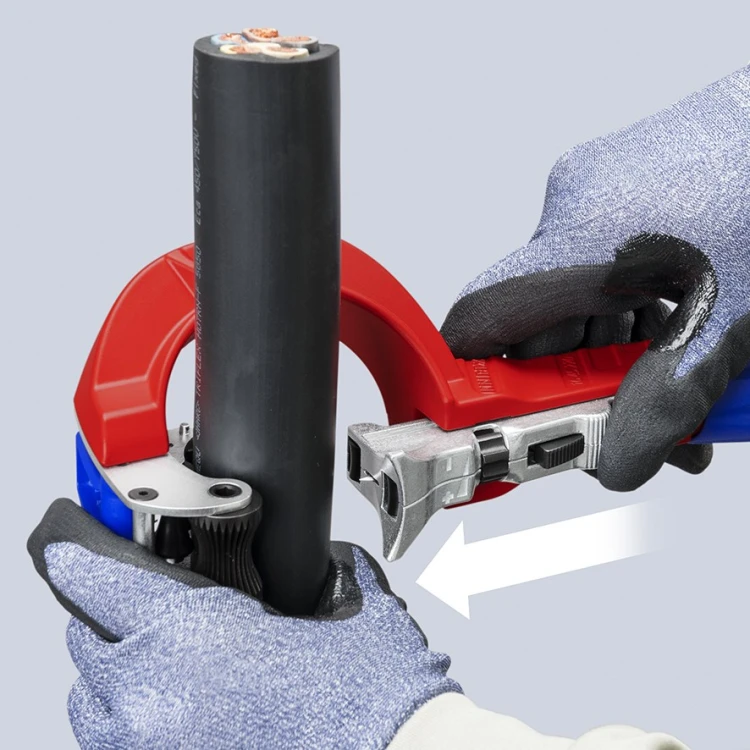 Przyrząd Knipex STX60 16 45 220 podczas prowadzenia narzędzia po grubym przewodzie