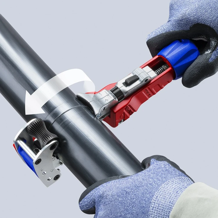 Knipex STX60 16 45 220 podczas wykonywania cięcia obwodowego izolacji przewodu