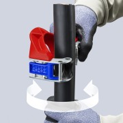 Przyrząd STX60 Knipex 16 45 220 podczas nacinania zewnętrznej powłoki kabla