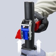 Knipex STX60 16 45 220 podczas obwodowego nacinania kabla o dużej średnicy