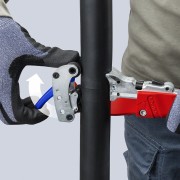 Przyrząd Knipex STX60 16 45 220 podczas przygotowania powłoki kabla do usunięcia