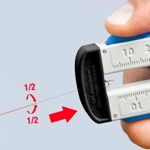 Ściągacz Knipex 12 85 110 SB podczas precyzyjnego zdejmowania izolacji ze światłowodu