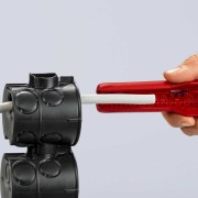 Knipex 16 80 175 SB podczas pracy z przewodem w głębokiej puszce instalacyjnej