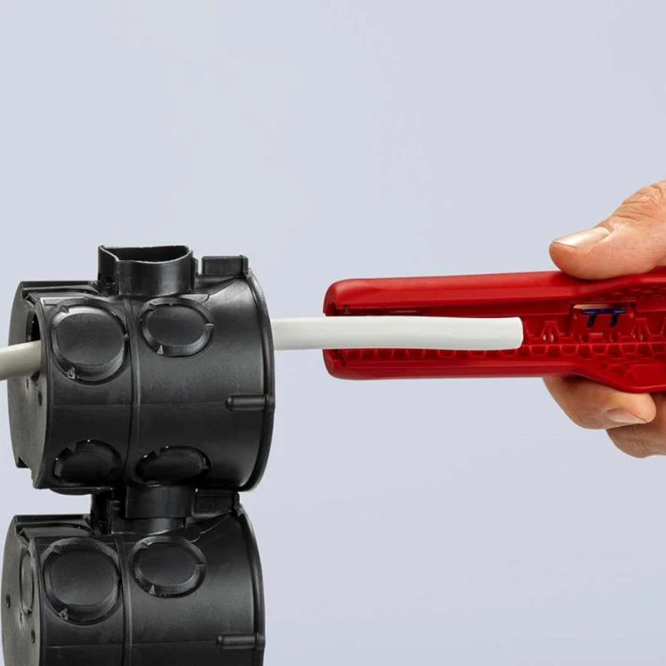 Knipex 16 80 175 SB podczas pracy z przewodem w głębokiej puszce instalacyjnej