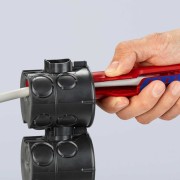 Ściągacz izolacji Knipex 16 80 175 SB podczas nacinania powłoki przewodu
