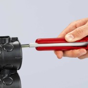 Knipex 16 80 175 SB podczas zdejmowania zewnętrznej izolacji z przewodu